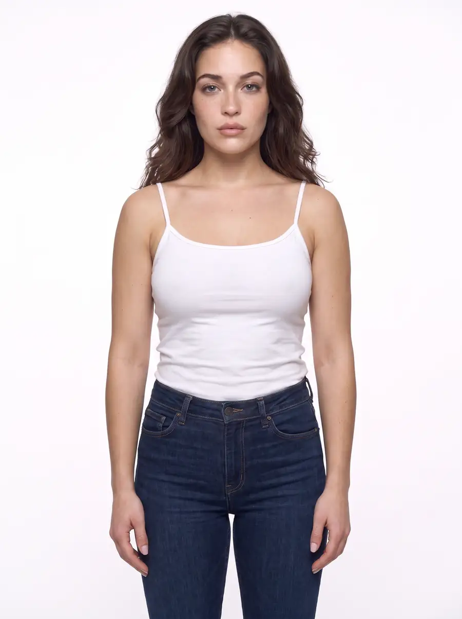 Abby à mi-corps en camisole blanche et jean