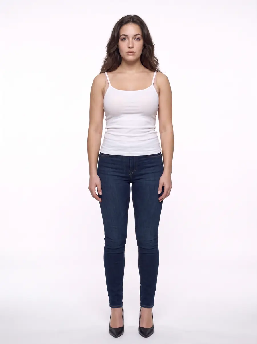 Abby en pied, camisole blanche et jean foncé sur fond blanc