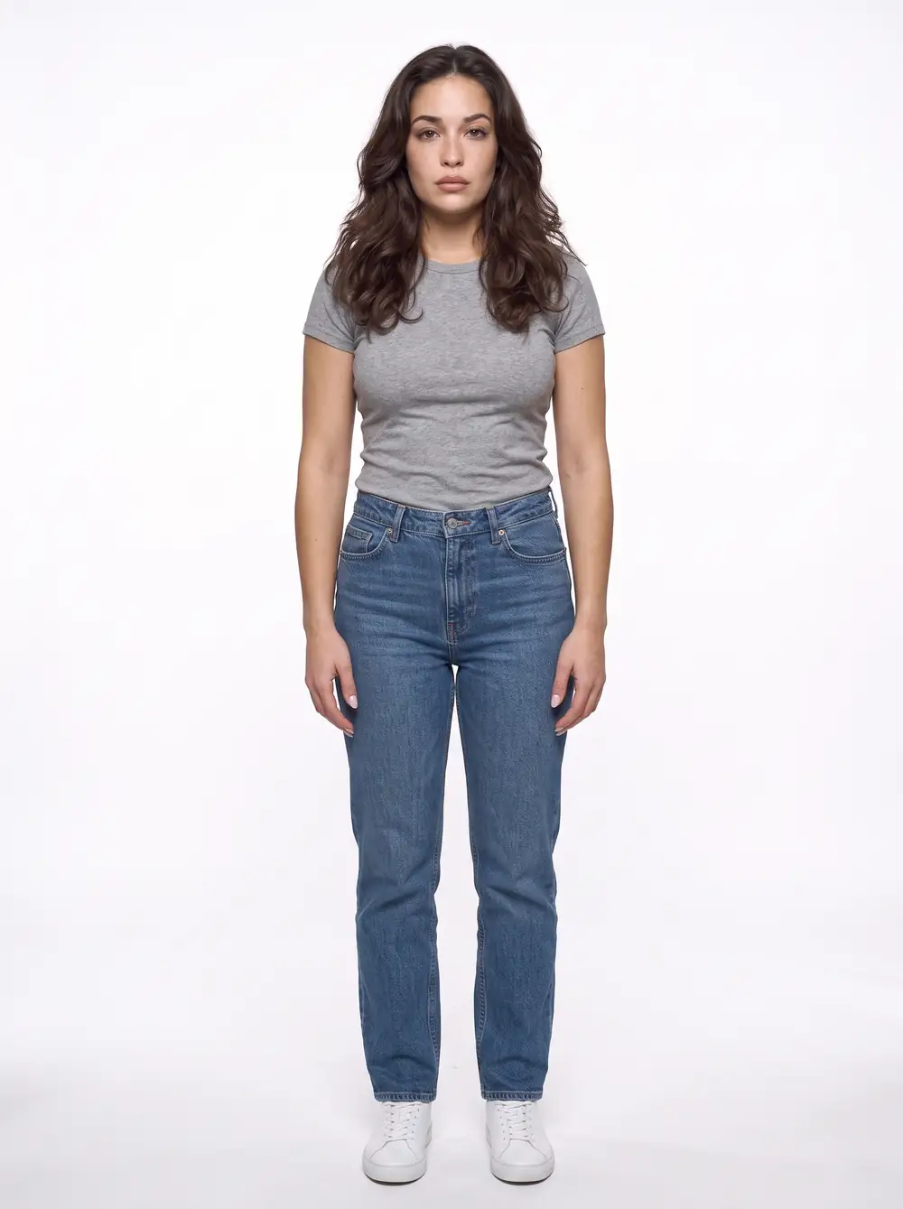 Abby en pied, t-shirt gris et jean