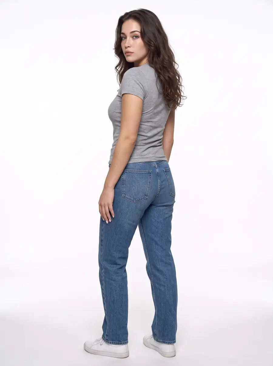 Abby de dos en t-shirt gris et jean