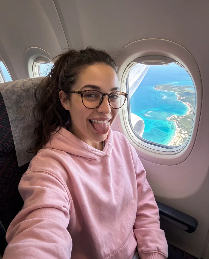Égoportrait en avion en coton ouaté rose, la côte en contrebas