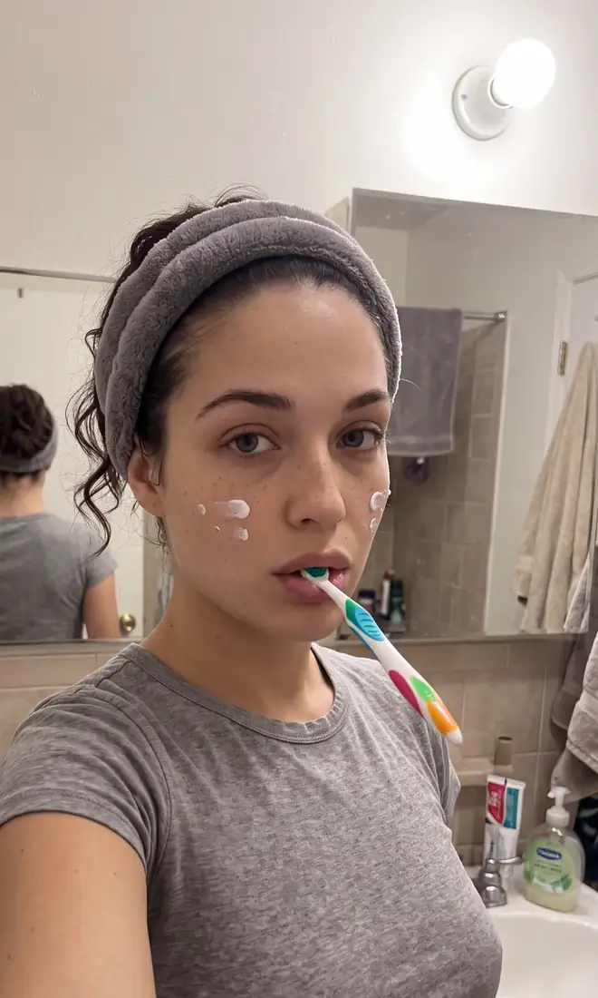Égoportrait de la routine du soir avec bandeau